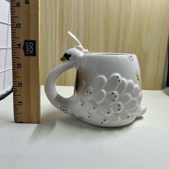 Elegant White Swan Mug - Picture 4 of 9